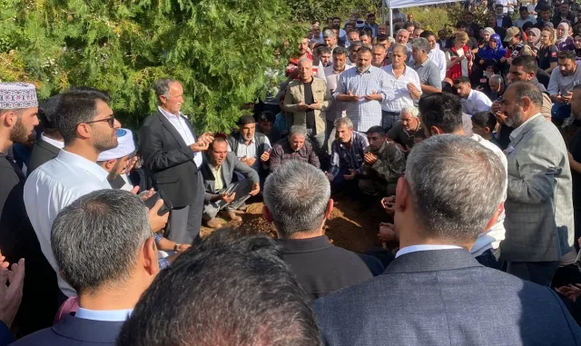 Antalya’da eczaneden hırsızlık güvenlik kamerasınca görüntülendi Antalya’da eczaneden hırsızlık güvenlik kamerasınca görüntülendi