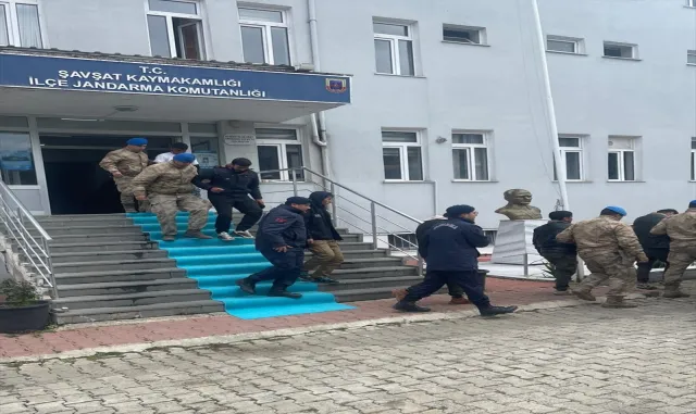 Artvin’de 18 düzensiz göçmen yakalandı Artvin’de 18 düzensiz göçmen yakalandı