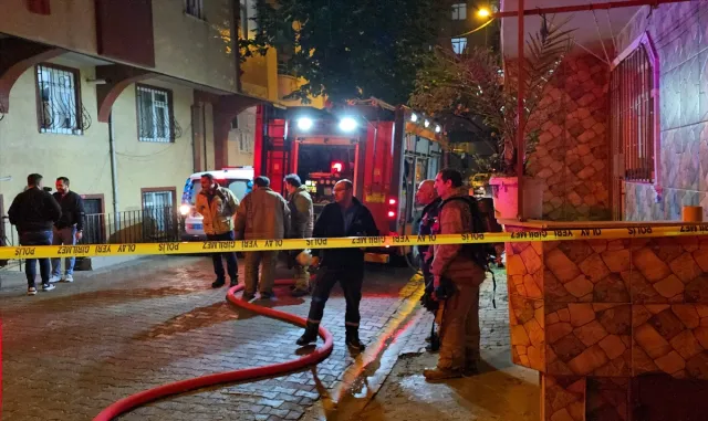 İstanbul Bahçelievler’de binanın çatı katında çıkan yangın söndürüldü İstanbul Bahçelievler’de binanın çatı katında çıkan yangın söndürüldü