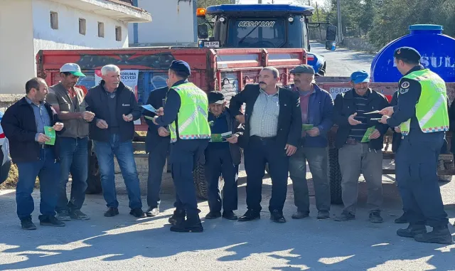 Beypazarı’nda traktör römorklarına reflektör takıldı Beypazarı’nda traktör römorklarına reflektör takıldı