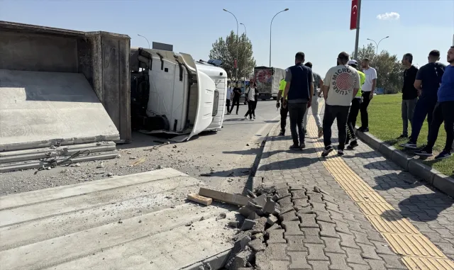GÜNCELLEME - Kahramanmaraş’ta beton blok yüklü tır devrildi GÜNCELLEME - Kahramanmaraş’ta beton blok yüklü tır devrildi