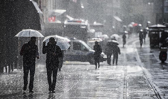 İstanbul’da sağanak yağış hayatı olumsuz etkiledi İstanbul’da sağanak yağış hayatı olumsuz etkiledi
