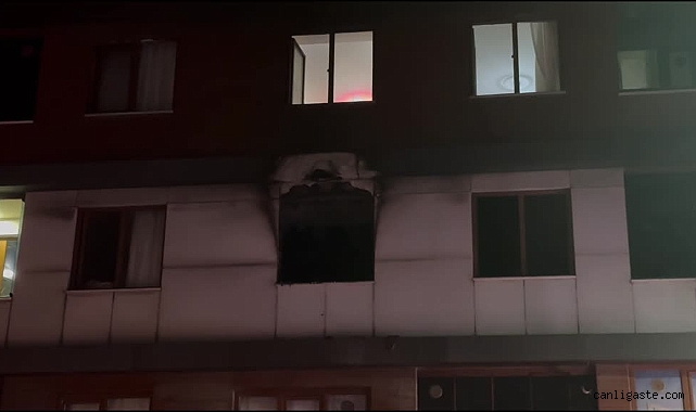 İstanbul Sultangazi’de 4 katlı binada çıkan yangın söndürüldü İstanbul Sultangazi’de 4 katlı binada çıkan yangın söndürüldü