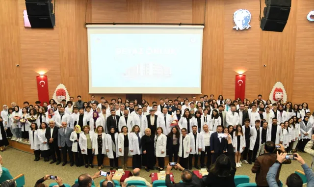 KAEÜ Tıp Fakültesinde 166 yeni öğrenci beyaz önlük giydi KAEÜ Tıp Fakültesinde 166 yeni öğrenci beyaz önlük giydi