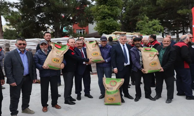 Kayseri’de 1000 çiftçiye 250 ton buğday tohumu dağıtıldı Kayseri’de 1000 çiftçiye 250 ton buğday tohumu dağıtıldı
