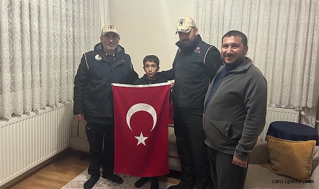 Kayseri İl Emniyet Müdürlüğünden 12 yaşındaki çocuğa tatlı jest Kayseri İl Emniyet Müdürlüğünden 12 yaşındaki çocuğa tatlı jest
