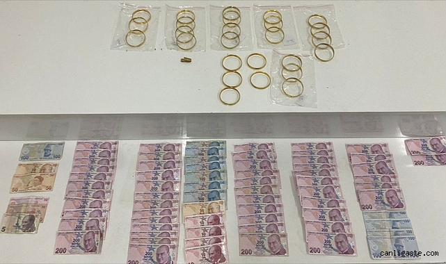 Konya’da kuyumcuya sahte altın satmaya çalışan 3 şüpheli suçüstü yakalandı Konya’da kuyumcuya sahte altın satmaya çalışan 3 şüpheli suçüstü yakalandı