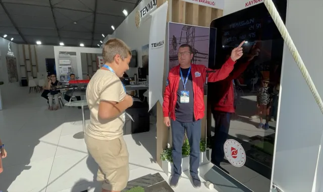"Küçük ayaklar" TEKNOFEST Adana’da koşarak elektrik üretti "Küçük ayaklar" TEKNOFEST Adana’da koşarak elektrik üretti