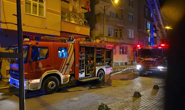 Küçükçekmece’de binanın çatı katında çıkan yangın söndürüldü Küçükçekmece’de binanın çatı katında çıkan yangın söndürüldü