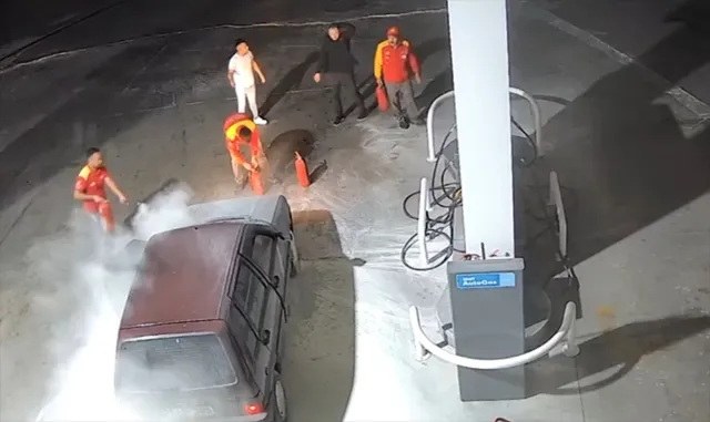 Kütahya’da akaryakıt istasyonundaki otomobilde çıkan yangın güvenlik kamerasına yansıdı Kütahya’da akaryakıt istasyonundaki otomobilde çıkan yangın güvenlik kamerasına yansıdı