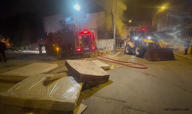 Mersin’de yatak ve baza üretilen atölye yanarak kullanılamaz hale geldi Mersin’de yatak ve baza üretilen atölye yanarak kullanılamaz hale geldi