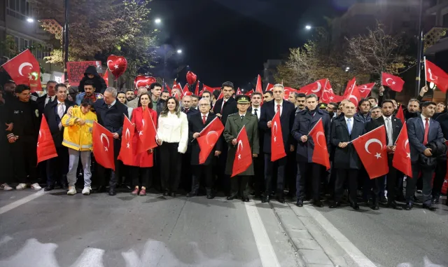Niğde, Kırşehir ve Sivas’ta Cumhuriyet’in 101. yılı dolayısıyla fener alayı düzenlendi Niğde, Kırşehir ve Sivas’ta Cumhuriyet’in 101. yılı dolayısıyla fener alayı düzenlendi