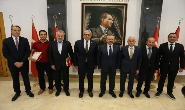 Vali Aksoy’dan emniyet ve jandarmaya araç alımına katkı veren iş insanlarına plaket Vali Aksoy’dan emniyet ve jandarmaya araç alımına katkı veren iş insanlarına plaket
