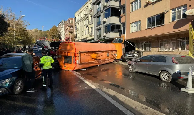 Bayrampaşa’da İBB’ye ait yol bakım aracının 8 araca çarptığı kazada 3 kişi yaralandı Bayrampaşa’da İBB’ye ait yol bakım aracının 8 araca çarptığı kazada 3 kişi yaralandı