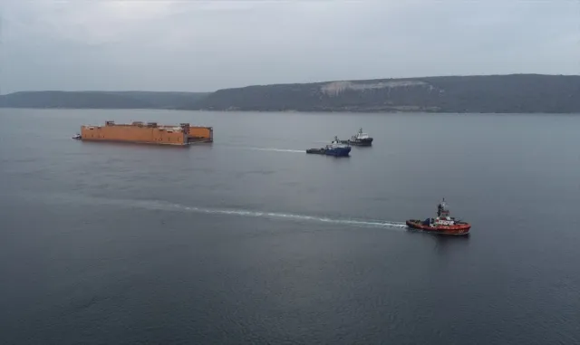 Çanakkale Boğazı dev havuzun geçişi için tek yönlü gemi trafiğine kapatıldı Çanakkale Boğazı dev havuzun geçişi için tek yönlü gemi trafiğine kapatıldı