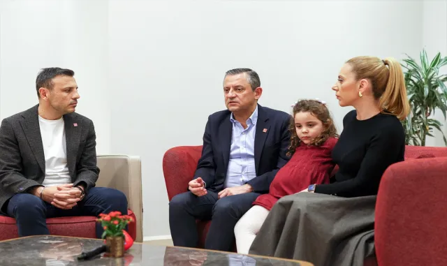 CHP Genel Başkanı Özel’den Gezi Parkı davası hükümlüsü Kahraman’ın ailesine ziyaret CHP Genel Başkanı Özel’den Gezi Parkı davası hükümlüsü Kahraman’ın ailesine ziyaret