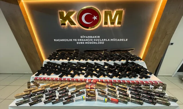 Diyarbakır’da 14 ruhsatsız tabanca, 86 kurusıkı tabanca ve 3 pompalı tüfek ele geçirildi Diyarbakır’da 14 ruhsatsız tabanca, 86 kurusıkı tabanca ve 3 pompalı tüfek ele geçirildi