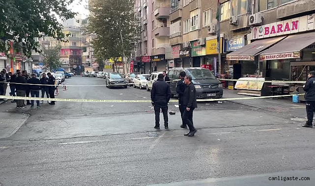 Diyarbakır’da bir kişinin satırlı saldırısında çok sayıda esnaf yaralandı Diyarbakır’da bir kişinin satırlı saldırısında çok sayıda esnaf yaralandı