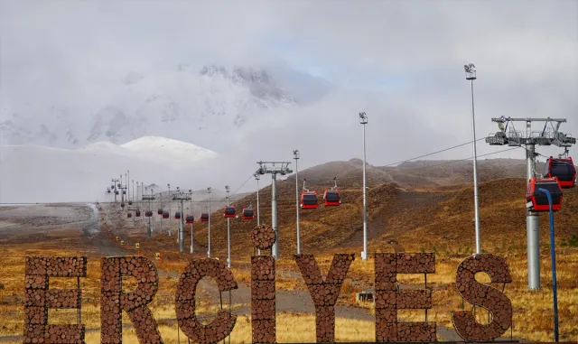 Erciyes Kayak Merkezi’ne kar yağdı Erciyes Kayak Merkezi’ne kar yağdı