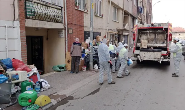 Eskişehir’de bir evin bahçesi ve garajından 24 ton çöp çıkarıldı Eskişehir’de bir evin bahçesi ve garajından 24 ton çöp çıkarıldı