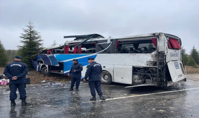 GÜNCELLEME 2 - Eskişehir’de devrilen yolcu otobüsündeki 1 kişi öldü, 41 kişi yaralandı GÜNCELLEME 2 - Eskişehir’de devrilen yolcu otobüsündeki 1 kişi öldü, 41 kişi yaralandı