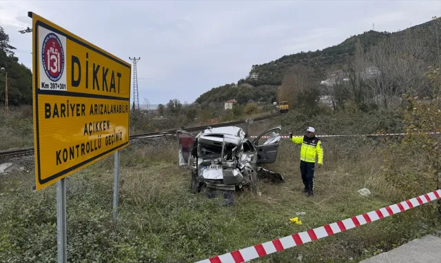Zonguldak’ta trenin çarptığı hafif ticari araçtaki 1 kişi öldü, 1 kişi yaralandı Zonguldak’ta trenin çarptığı hafif ticari araçtaki 1 kişi öldü, 1 kişi yaralandı