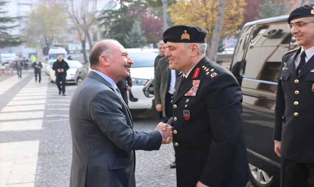 Jandarma Genel Komutanı Orgeneral Çardakcı, Çorum Valisi Çalgan’ı ziyaret etti Jandarma Genel Komutanı Orgeneral Çardakcı, Çorum Valisi Çalgan’ı ziyaret etti