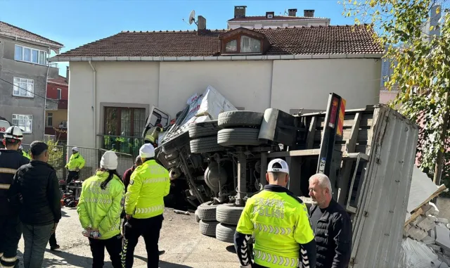 Kartal’da eve çarpıp devrilen kamyonun sürücüsü yaralandı Kartal’da eve çarpıp devrilen kamyonun sürücüsü yaralandı
