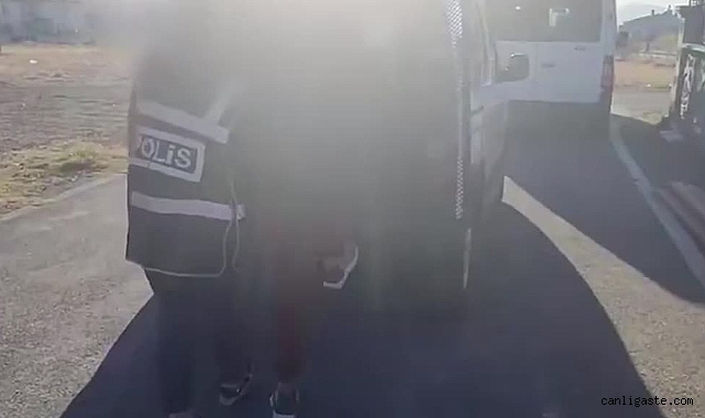Kayseri’de 25 yıl 6 ay kesinleşmiş hapis cezası bulunan firari hükümlü yakalandı Kayseri’de 25 yıl 6 ay kesinleşmiş hapis cezası bulunan firari hükümlü yakalandı