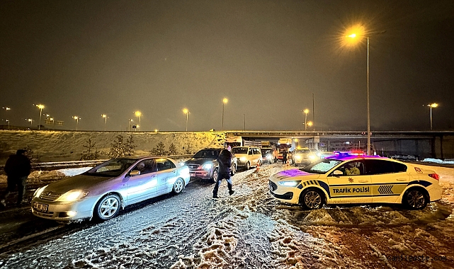 Kayseri’de Kapanan Yolları Açan Ekipler, Mahsur Kalan Sürücülere Yardım Etti Kayseri’de Kapanan Yolları Açan Ekipler, Mahsur Kalan Sürücülere Yardım Etti