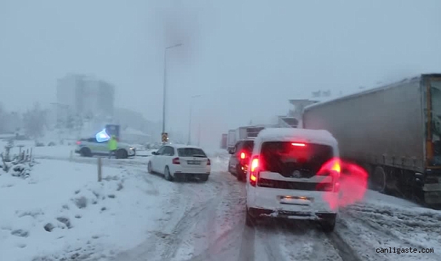 Kayseri’de Kar ve Fırtına Nedeniyle Yollarda Mahsur Kalan 800 Kişi Misafirhanelere Yerleştirildi Kayseri’de Kar ve Fırtına Nedeniyle Yollarda Mahsur Kalan 800 Kişi Misafirhanelere Yerleştirildi