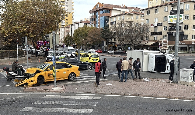 Kayseri’de Taksi İle Kamyonetin Karıştığı Kazada 6 Kişi Yaralandı Kayseri’de Taksi İle Kamyonetin Karıştığı Kazada 6 Kişi Yaralandı