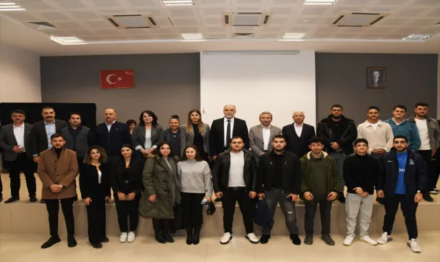 Kırşehir’de öğrencilere "Öz güven eksikliği ve sınav korkularını aşma yolları" konferansı verildi Kırşehir’de öğrencilere "Öz güven eksikliği ve sınav korkularını aşma yolları" konferansı verildi