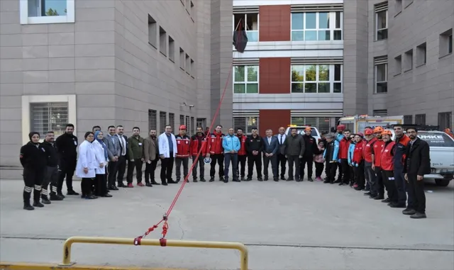 Kırşehir Eğitim ve Araştırma Hastanesinde tahliye tatbikatı yapıldı Kırşehir Eğitim ve Araştırma Hastanesinde tahliye tatbikatı yapıldı