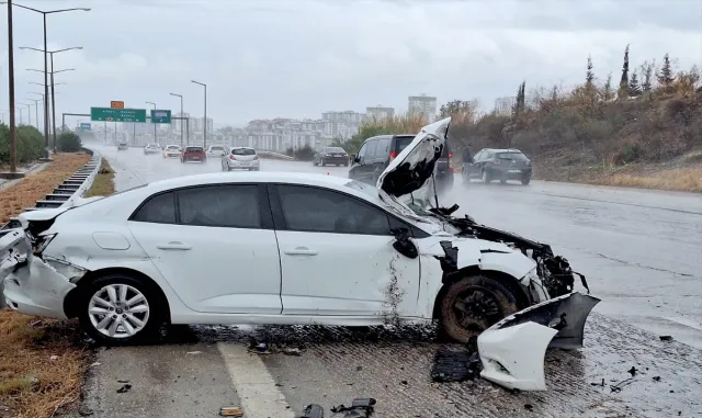 Mersin’de bariyere çarpan otomobildeki 4 kişi yaralandı Mersin’de bariyere çarpan otomobildeki 4 kişi yaralandı