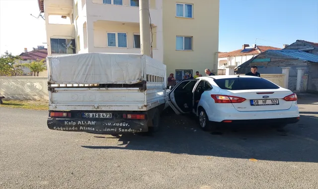 Sivas’ta otomobille kamyonet çarpıştı, 6 kişi yaralandı Sivas’ta otomobille kamyonet çarpıştı, 6 kişi yaralandı