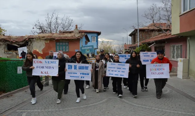 Sivrihisar’da, sağlık yaşama yürüyüşle dikkati çektiler Sivrihisar’da, sağlık yaşama yürüyüşle dikkati çektiler