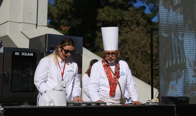 "Topraktan Sofraya Edirne Gastronomi Festivali" yemek tanıtımı ve ikramlarla devam ediyor "Topraktan Sofraya Edirne Gastronomi Festivali" yemek tanıtımı ve ikramlarla devam ediyor