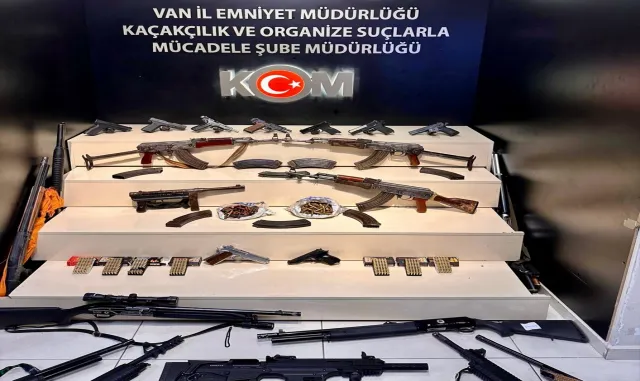 Van merkezli "yasa dışı silah ticareti" operasyonunda 34 şüpheli yakalandı Van merkezli "yasa dışı silah ticareti" operasyonunda 34 şüpheli yakalandı
