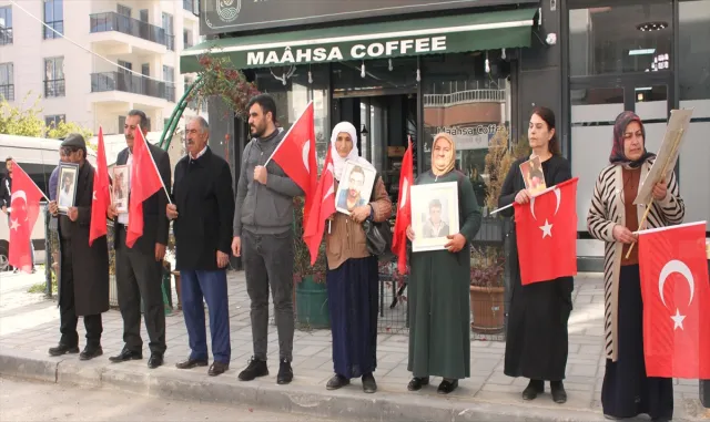 Vanlı aileler, DEM Parti İl Başkanlığı önündeki eylemlerini sürdürdü Vanlı aileler, DEM Parti İl Başkanlığı önündeki eylemlerini sürdürdü