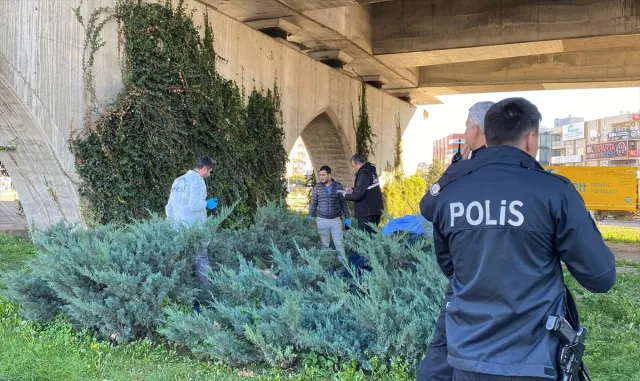 Antalya’da üst geçidin altında battaniyeye sarılı ceset bulundu Antalya’da üst geçidin altında battaniyeye sarılı ceset bulundu