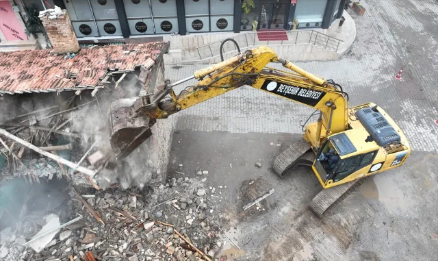 Beyşehir’deki metruk yapılar belediye tarafından yıkılıyor Beyşehir’deki metruk yapılar belediye tarafından yıkılıyor