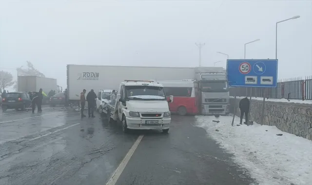 Bitlis’te 23 aracın karıştığı zincirleme trafik kazasında 31 kişi yaralandı Bitlis’te 23 aracın karıştığı zincirleme trafik kazasında 31 kişi yaralandı