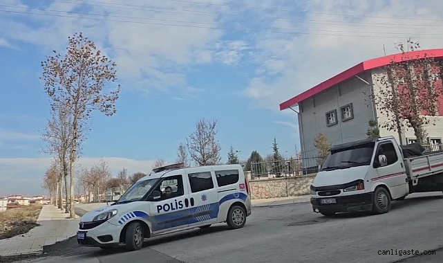 Çorum’da Seyir Halindeki Araca Silahlı Saldırı Anı Güvenlik Kamerasında Çorum’da Seyir Halindeki Araca Silahlı Saldırı Anı Güvenlik Kamerasında