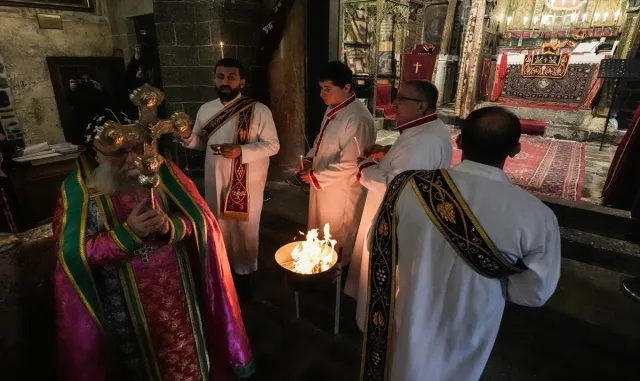 Diyarbakır’daki tarihi Meryem Ana Kilisesi’nde Noel ayini yapıldı Diyarbakır’daki tarihi Meryem Ana Kilisesi’nde Noel ayini yapıldı