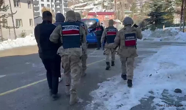Erzurum’da Kardaki Ayak İzlerinden Yakalanan İnsan Kaçakçıları Tutuklandı Erzurum’da Kardaki Ayak İzlerinden Yakalanan İnsan Kaçakçıları Tutuklandı