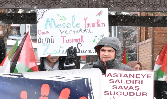 Erzurum’da sağlık çalışanları, kar yağışına rağmen Gazze için yürüdü Erzurum’da sağlık çalışanları, kar yağışına rağmen Gazze için yürüdü