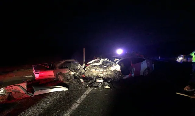 Eskişehir’de 2 Otomobilin Karıştığı Kazada Çok Sayıda Ölü ve Yaralı Var Eskişehir’de 2 Otomobilin Karıştığı Kazada Çok Sayıda Ölü ve Yaralı Var