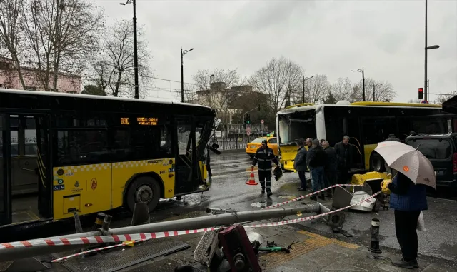 Fatih’te 2 İETT otobüsü çarpıştı Fatih’te 2 İETT otobüsü çarpıştı