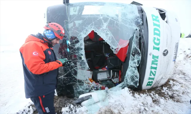 GÜNCELLEME 3 - Kars’ta yolcu otobüsü devrildi, 23 kişi yaralandı GÜNCELLEME 3 - Kars’ta yolcu otobüsü devrildi, 23 kişi yaralandı